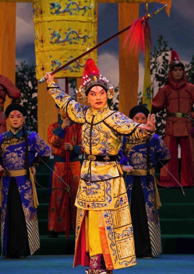 京劇新編戲花費大、評獎演，除此之外就被擱置臺上還是傳統戲為主