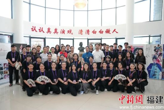  紹興市越劇團一行在福建芳華越劇院尹桂芳銅像前合影。