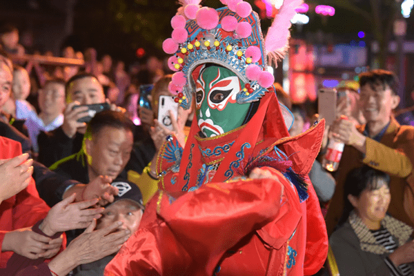 變臉是哪個表演戲劇的絕活_變臉劇中的絕活_變臉是我國哪個表演戲劇的絕活