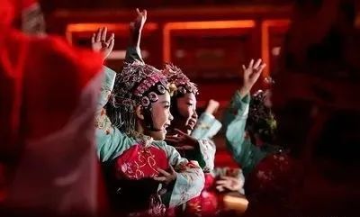 中國戲劇舞臺_中國戲曲很少在舞臺_中國戲曲的舞臺布景非常復雜