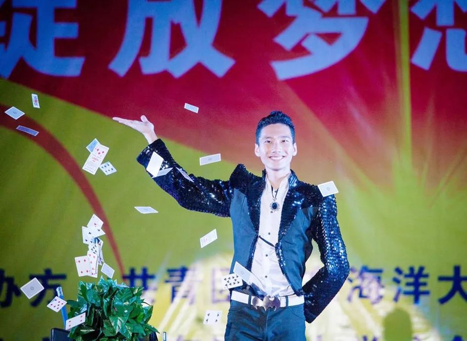 川劇和魔術的融合  這個小伙子了不得