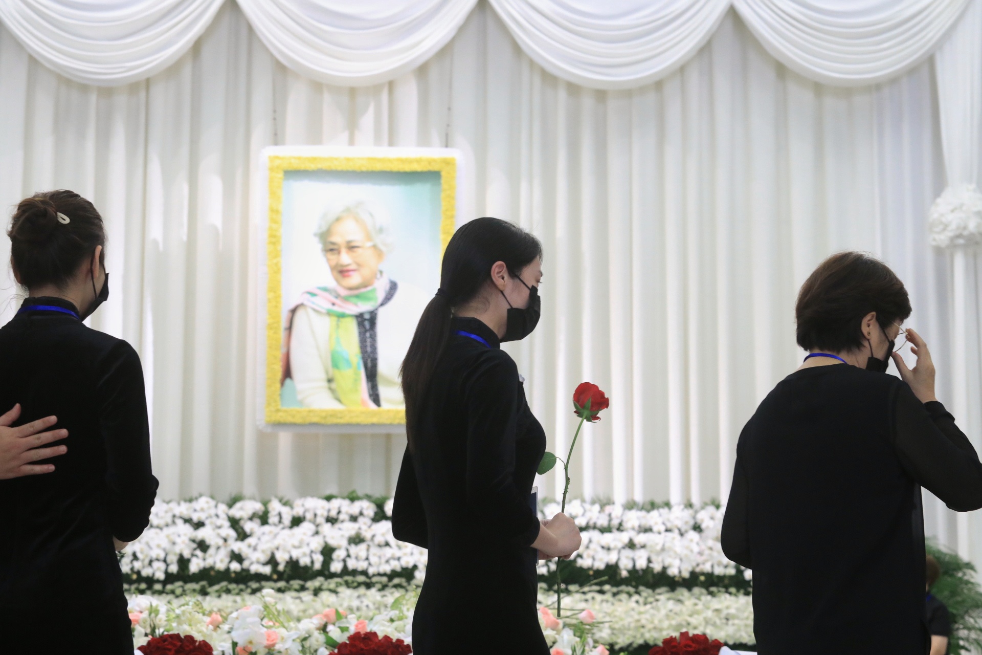 隨花飛到天盡頭，申城戲迷淚別著名越劇表演藝術家王文娟