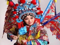 京劇活潑開朗的青年女性(京劇性格活潑開朗的青年女性)